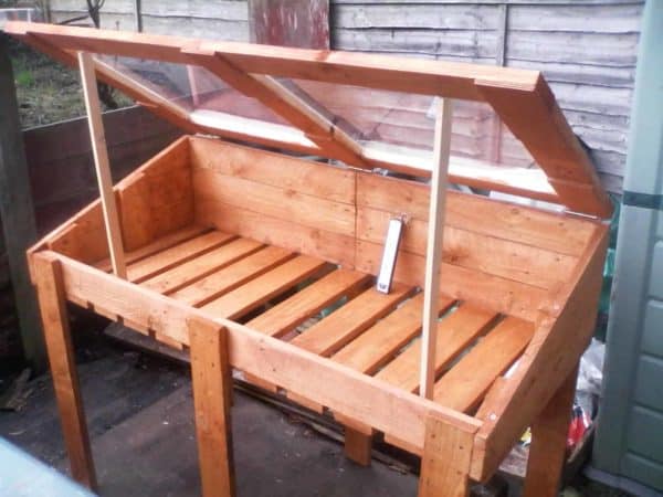 1001pallets.com-sun-worshipping-raised-pallet-cold-frame-for-winter-growing-02-600x450.jpg
