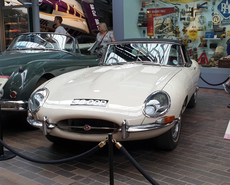 1962 Jaguar E-Type.jpg