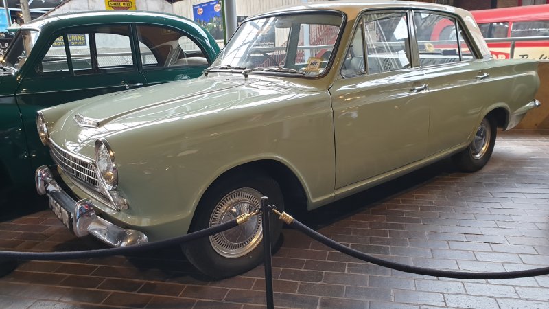 1963 Ford Cortina Consul.jpg