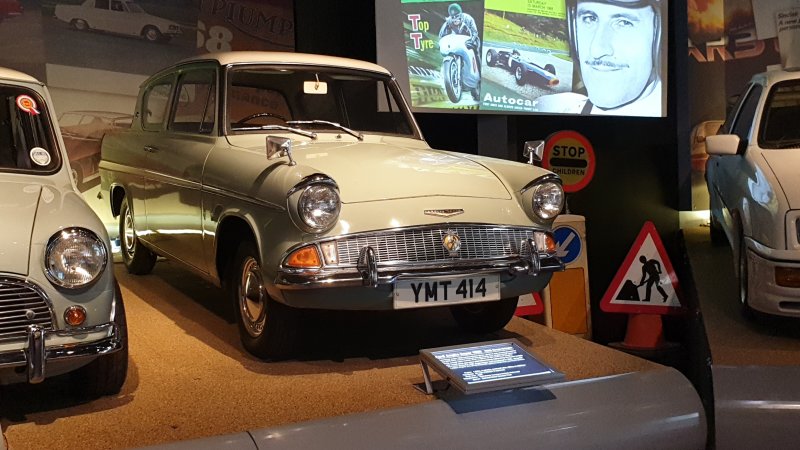 1968 Ford Anglia Super.jpg