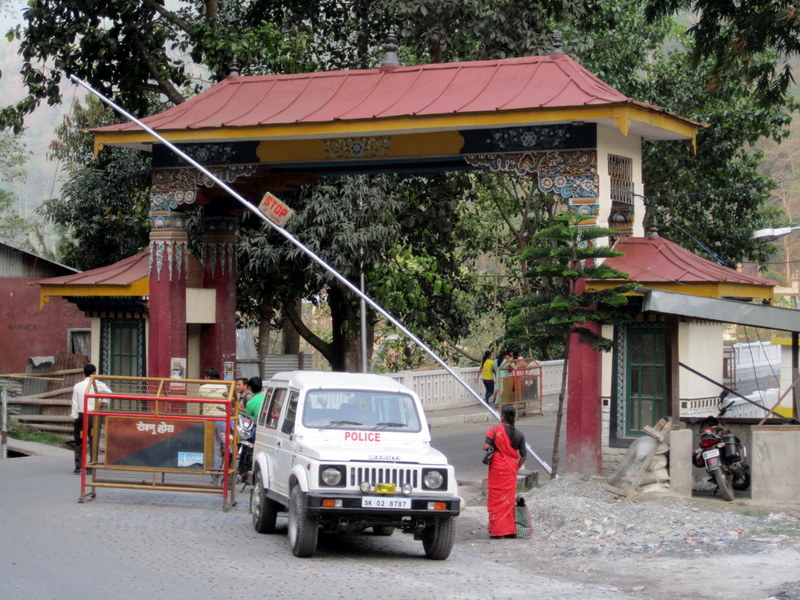 BORDER  CROSSING  SIKKIM  TO  WEST  BENGAL 03-04-2011 16-30-06.JPG