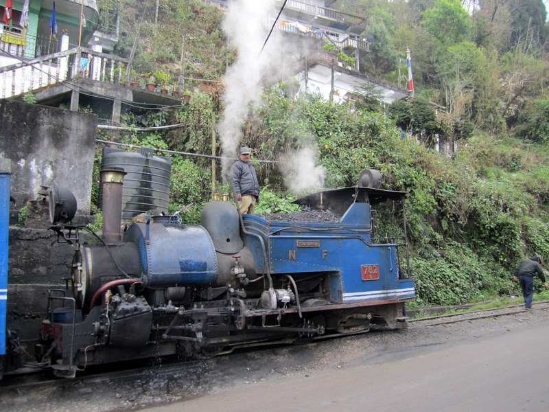 DARJEELING  TOY  TRAIN  TO  GHUM 31-03-2011 10-54-28.JPG