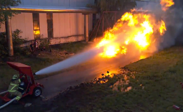 flamethrower-vs-fire-hose.jpg