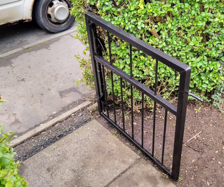 Freshly painted front gate 11-10-21.jpg