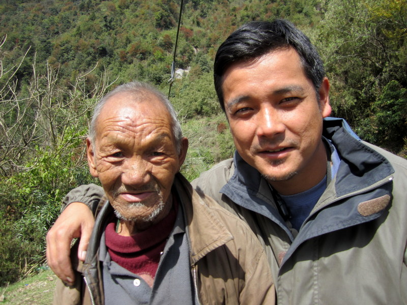 LACHUNG  TO  GANTOK  LOCAL  FARMER  WITH  ALISTER 11-04-2011 09-37-47.JPG