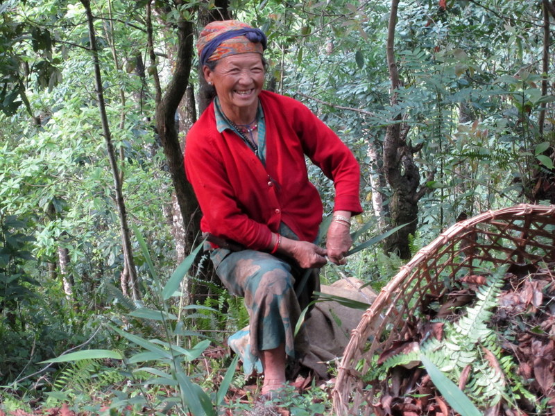 LOCAL  LADY  GOES TO SCHOOL TO LEARN TO READ AND WRITE 13-04-2011 14-45-40.JPG