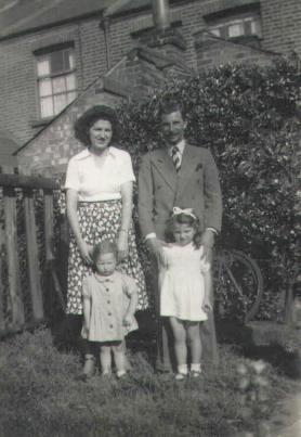 Mammy, Daddy, Anne & Vicky 1950.jpg
