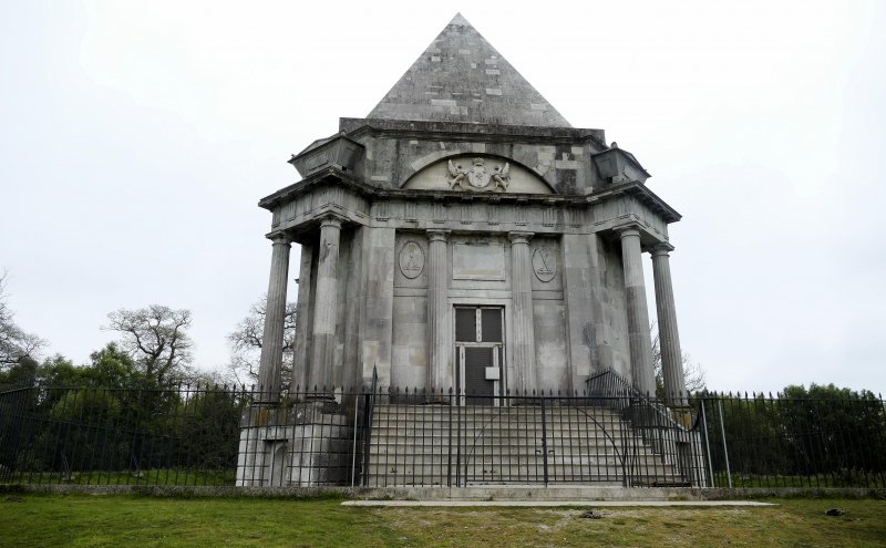 mausoleum1.JPG