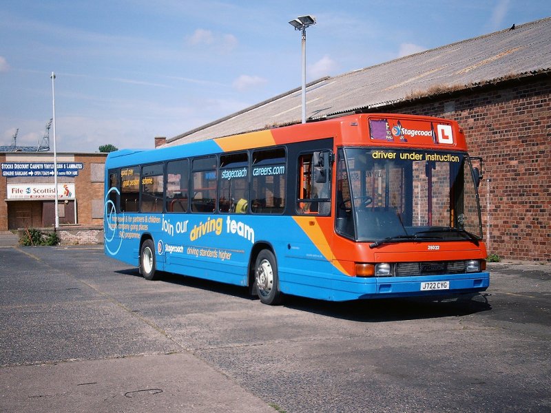 My training bus DAF Optare Kirkcaldy 15.6.06.jpg
