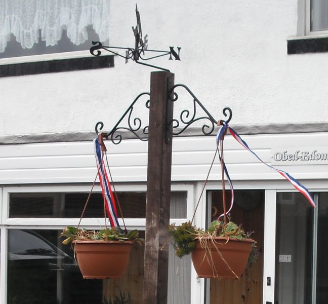 pathetic baskets with pathetic jubilee decs!.jpg