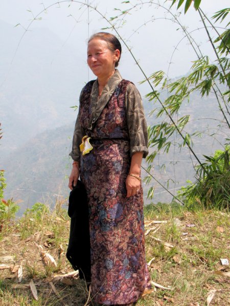 RINCHENPONG  TO  KALIMPONG  LADY  IN  TRADITIONAL  DRESS 03-04-2011 12-16-48.JPG