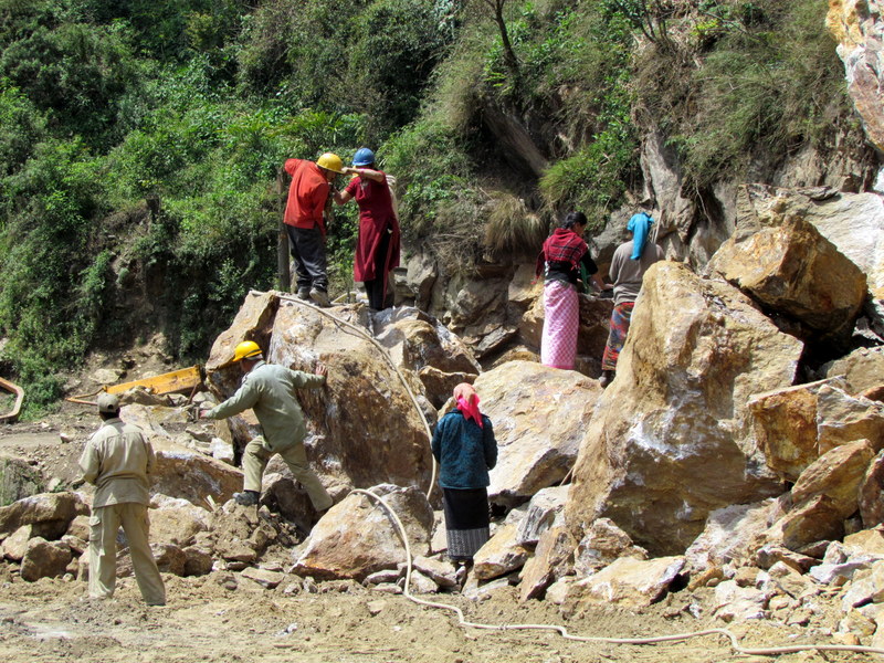 ROADWORKS  LACHUNG  TO  GANTOK 11-04-2011 11-07-15.JPG